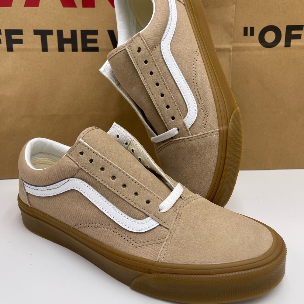 Vans WMNS Beige and White Sneakers
Old Skool
Sesame/Gum
VN0A38G1QA2 Sneakers